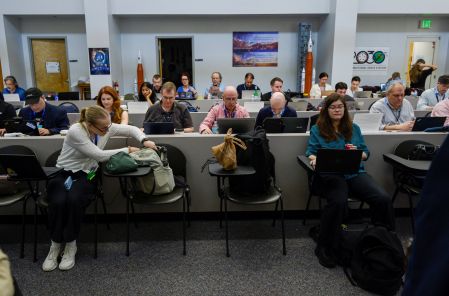 Empleados de la NASA cumplen los rituales para desear buena suerte a astronautas.