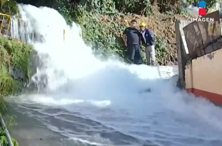 Mega fuga de agua inunda casas en Torres de Potrero