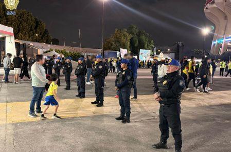 Uniformados, pendientes a las afueras del Estadio Banorte.