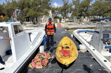 Al momento de la inspección, el individuo transportaba en un kayak 14 ejemplares de caracol rosado y una estrella de mar, todos aún con vida.