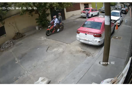 La joven abordo una motocicleta para llegar a su entrevista de trabajo.