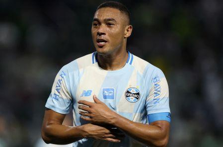 Carlos Vinícius falló tres penales y desató la polémica tras ignorar la orden del técnico.