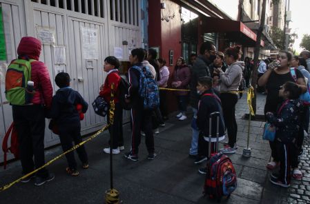 CIUDAD DE MÉXICO, 08ENERO2024.-  Alumnos de preescolar, primaria y secundaria de las 32 entidades retomaron clases como parte del calendario escolar 2023-2024. De acuerdo con la Secretaría de Educación Pública (SEP), son 24 millones 93,801 estudiantes y un millón 223,387 docentes, de 229,379 escuelas públicas, los que regresaron a clases.FOTO: ANDREA MURCIA /CUARTOSCURO.COM