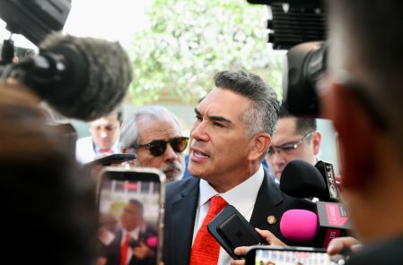 Alejandro Moreno nombró a 6,432 defensores de México que trabajarán en las 1,802 alcaldías.