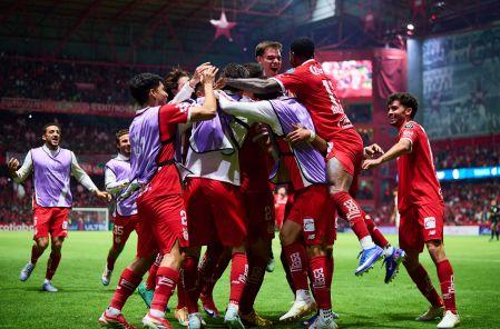 Jugadores del Toluca celebran con Everardo López el tanto que marcó para dejar la ruta clara rumbo a la final de la Copa de Campeones de Concacaf.