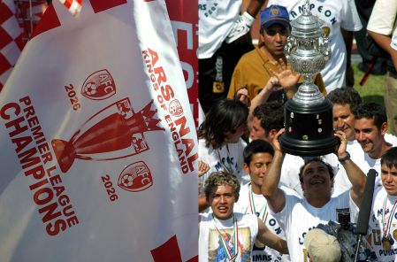 Arsenal se coronó en la temporada 2003-04 y Pumas arrancó su camino hacia el bicampeonato.