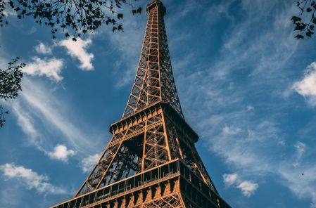 Un fragmento original de la Torre Eiffel fue vendido por 450 mil euros.
