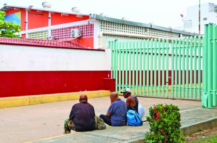 Un grupo de deportados cubanos se reúne en las afueras del Hospital Juan Graham en la ciudad de Villahermosa, Tabasco.