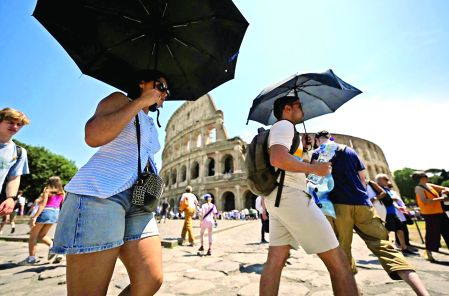 En Roma, las temperaturas de más de 30 grados sorprendieron a los habitantes, quienes se vieron forzados a salir con sombrillas.