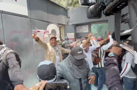 Tras irrumpir en la sede de la SEP en avenida Universidad, maestros de la CNTE vandalizaron y realizaron quemas en el interior del inmueble.