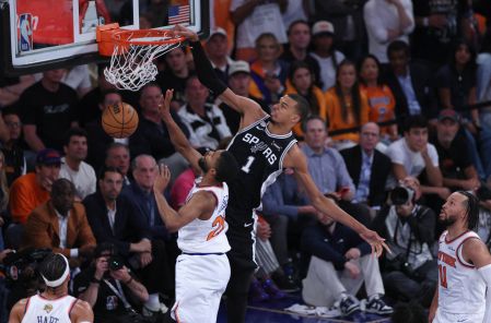 Victor Wembanyama fue el mejor anotador de los Spurs con 32 puntos.