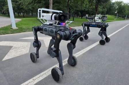 Los perros robot cuentan con un avanzado sistema de videograbación y visión nocturna, crucial para operaciones en diversas condiciones de iluminación.