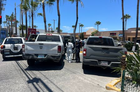 Policías acordonaron el estacionamiento de un supermercado cercano al Estadio Caliente.