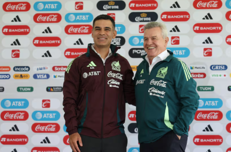Rafael Márquez y Javier Aguirre en su presentación.