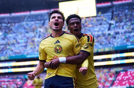Raphael Veiga y Óscar Perea celebran gol con América durante la Jornada 4 del Apertura 2026.