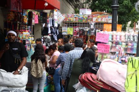 Padres de familia buscan útiles escolares en Centro de CDMX