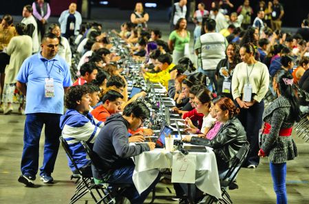 Trabajadores de la UNAM apoyaron en las tareas de supervisión de los aspirantes que presentaron su examen de control en el Palacio de los Deportes