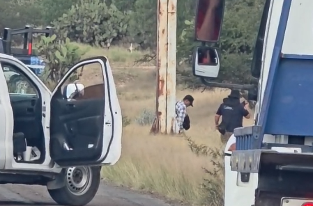 Policías de Villa García, Zacatecas, fueron atacados con un artefacto explosivo en la carretera 47; un agente y una mujer resultaron heridos y hubo un detenido.