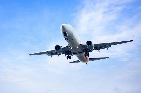 Conoce si puedes viajar en avión con una INE vencida.