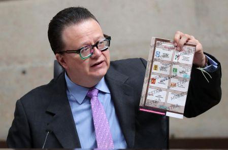 El magistrado Felipe de la Mata demostró en sesión las dimensiones de los insumos electorales.