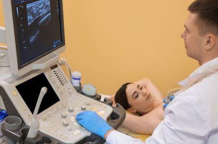¿Por qué algunas mujeres tienen que hacerse ultrasonido después de una mastografía?