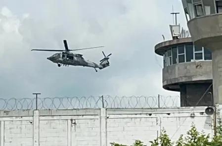 Un helicóptero de la Marina realiza sobrevuelos en la zona