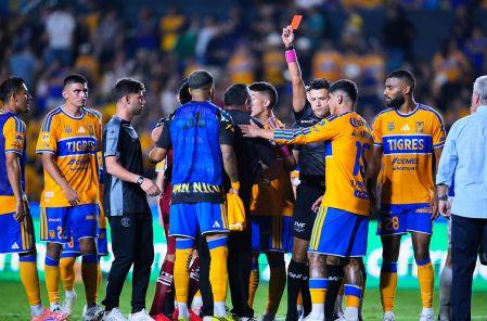 Antonio "El Turco" Mohamed se fue expulsado por el árbitro Daniel Quintero tras un roce con Nahuel Guzmán