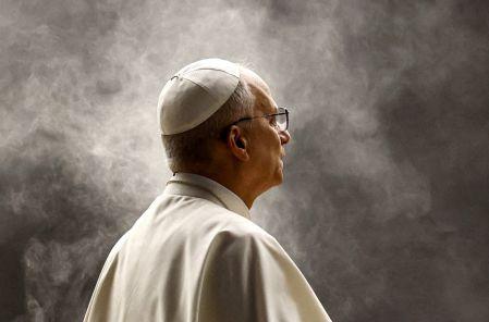 El papa descansa en su habitación del hospital tras despertar con normalidad de la cirugía.