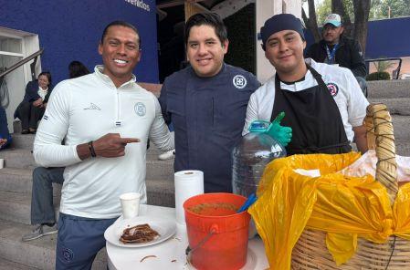 Los tacos de canasta de chicharrón son los favoritos de Joel Huiqui.