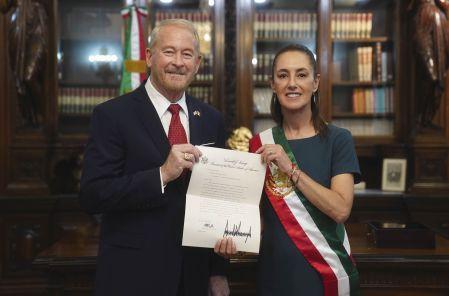 Presidenta Claudia Sheinbaum con banda presidencial recibe cartas credenciales del embajador de Estados Unidos mostrando un documento firmado por Donald Trump.