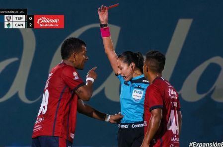 Julio Cruz propinó un empellón a Lizzet Amayrani García tras ser expulsado