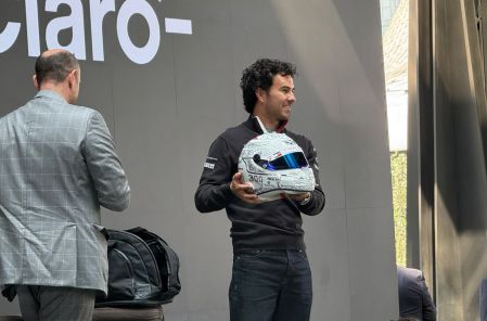 Checo Pérez presentó el casco que usará en el GP de México 2026