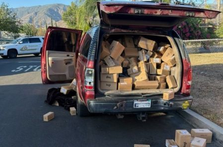 Autoridades de California confiscaron armas, fentanilo y más de 333 mil dólares en mercancía robada tras registrar una vivienda en San Bernardino.