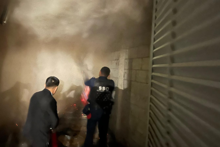 De manera solidaria, en coordinación con los trabajadores de seguridad interna del inmueble, participaron en las labores de contención.