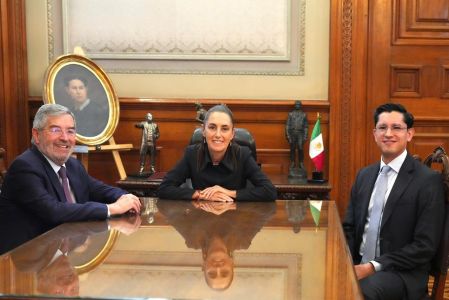 El nuevo titular de la SRE es Licenciado en Derecho por la Universidad Iberoamericana y cuenta con una maestría en Políticas Públicas por la Universidad de Chicago.