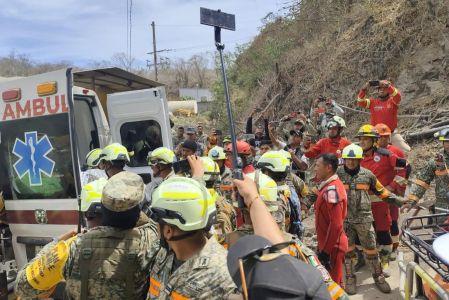 Rescatan a minero de la mina Santa Fe tras 14 días atrapado