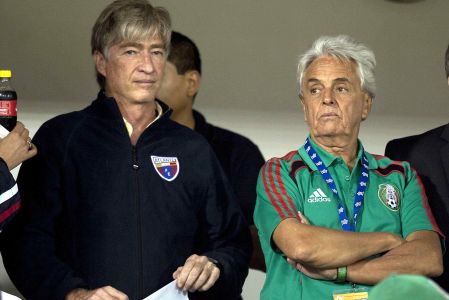 Alejandro Burillo con Justino Compeán, hombres fuertes del futbol mexicano. PREMUNDIAL FEMENIL CONCACAF 2010USA VS MEXICOAction photo of Alejandro Burillo (L) and Justino Compean, during  game of the premundial Femenil Concacaf 2010 held at Cancun, Quintana Roo./Foto en accion de Alejandro Burillo (L) and Justino Compean, durante juego del Premundial Femenil Concacaf 2010 celebrado en Cancun, Quintana Roo. 05 November 2010 MEXSPORT/ETZEL ESPINOSA