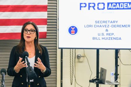 Tras llegar al cargo en marzo de 2025, Lori Chavez-DeRemer es la tercera mujer en abandonar el gobierno de Donald Trump en cuestión de semanas.