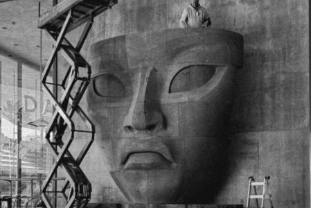 La escultura monumental muestra una cabeza de casi cuatro metros de altura tallada en piedra volcánica.