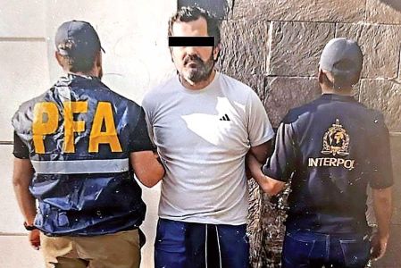 El contralmirante Fernando Farías, esposado y custodiado.