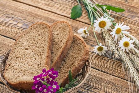 Por qué dan pan y manzanilla en la iglesia en Semana Santa