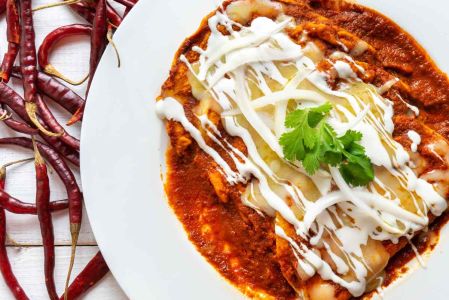 Cremosas enchiladas suizas en salsa roja, se hacen en sartén