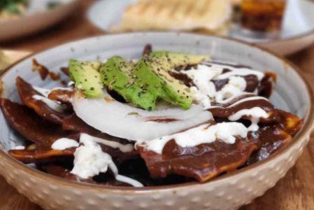 Crujientes chilaquiles de mole, quedan deliciosos