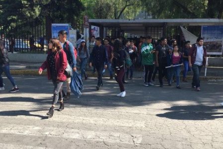 Estudiantes de la ESIA IPN Zacatenco son evacuados por llamada telefónica de amenaza de bomba