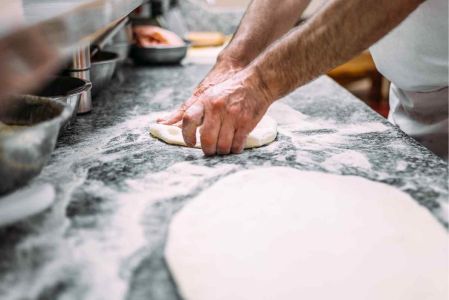 ¿Cómo se hace la masa para pizza?