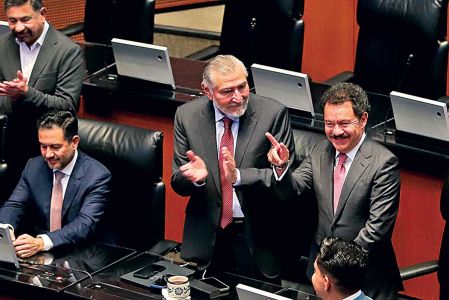 Adán Augusto López sonríe en la sede del Senado.v