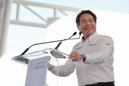 Mario Delgado Carrillo, secretario de Educación Pública, ofrece un mensaje desde un podio del Gobierno de México sobre la ampliación de infraestructura educativa en bachilleratos y universidades.