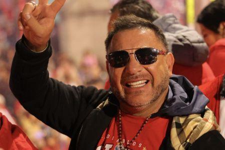 Antonio Mohamed cumplió el curioso deseo de un aficionado de tomarse una foto junto a una moto