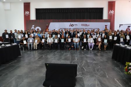 Grupo de servidoras y servidores públicos de la alcaldía Álvaro Obregón posan con certificados ISO 14064-1:2018 durante ceremonia oficial en auditorio.