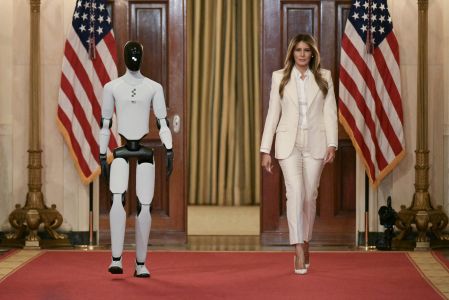 El robot Figure 03 caminó junto a Melania y habló frente a los asistentes en el Salón Este de la Casa Blanca.